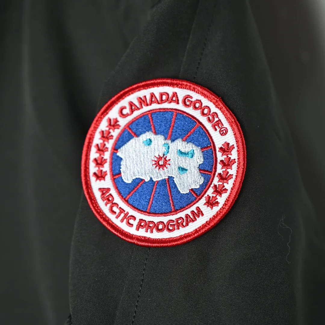 P720 𝐂𝐚𝐧𝐚𝐝𝐚 𝐆𝐨𝐨𝐬𝐞 𝐄𝐱𝐩𝐞𝐝𝐢𝐭𝐢𝐨𝐧 𝟕𝟗𝟗𝟗𝐌 Canada Goose Model 01 Short Down Jacket 🔝Product color: black, off-white, graphite gray, navy blue, sky blue 🔝Product size: XS S M L 2️⃣Exclusively customized 18-count fabrics with the same ZP. Using "Arctic Tech" fabric technology, the outer fabric is 84.5% polyester fiber and 15.5% cotton, the lining is 100% cotton fiber, and the padding is 100% polyester fiber. It is durable, waterproof, windproof, cold-resistant and warm. 3️⃣The lining is made of 40D Nylon AC oil-based glue, with level 5 single-dye fastness. The collar flannel is made of original high-density mercerized velvet, and the pocket fabric is made of elastic high-density polar fleece, which is soft and skin-friendly. The bile cloth is made of 330T polyester anti-velvet No. 7 needle to prevent lint from running away. If there is lint running away, it will be given away for free! 4️⃣The JUKI large-scale sewing machine imported from Japan is professional in stitching and seaming. It completely follows the original 106 stitches on the whole piece of clothing and is reinforced throughout. The length of each jujube follows the original one and is fixed at 1-1.1cm. The density and length are the same as the original one. 5️⃣Yoshida YKK original zipper, Y-shaped double hook Velcro, and the cuffs are made of custom thickened seamless threads. This year, high-elastic spandex gold thread is added to the cuff thread to increase elasticity and strength. From fabrics and gallbladders to buttons and drawstrings, all are custom-developed and authentic. 6️⃣The imported Tajima embroidery machine is used to customize the chest logo with thousands of needles. The pattern is full and three-dimensional, and it is infinitely close to the original product. 7. The fur collars are made from western coyote skins imported from Canada. We purchased 10,000 top-quality fur collars in the spring. The width of the fur collars is 14cm and the length is 55cm. This winter, the quality of the fur collars will be stable throughout the season, eliminating the uneven quality of fur collars in the middle and later stages! 7️⃣Packaging is in a three-dimensional handbag with cards included. It’s more impressive to give it away and keep it for yourself.